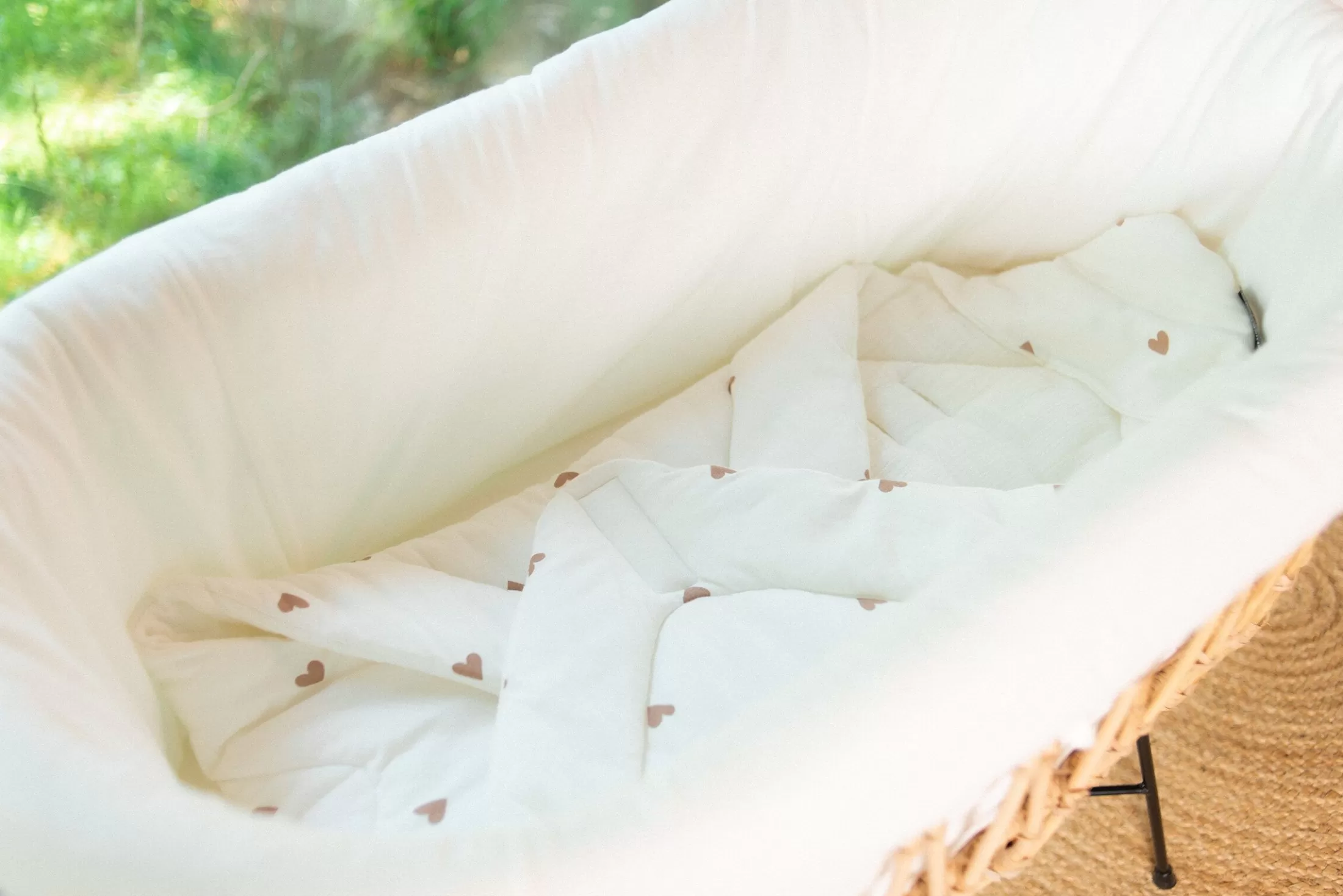 berceau_en_rotin_pieds_en_mtal__housse_blanc_cass_2.webp New Berceau en rotin pieds en métal + housse blanc cassé Berceaux & Cododos