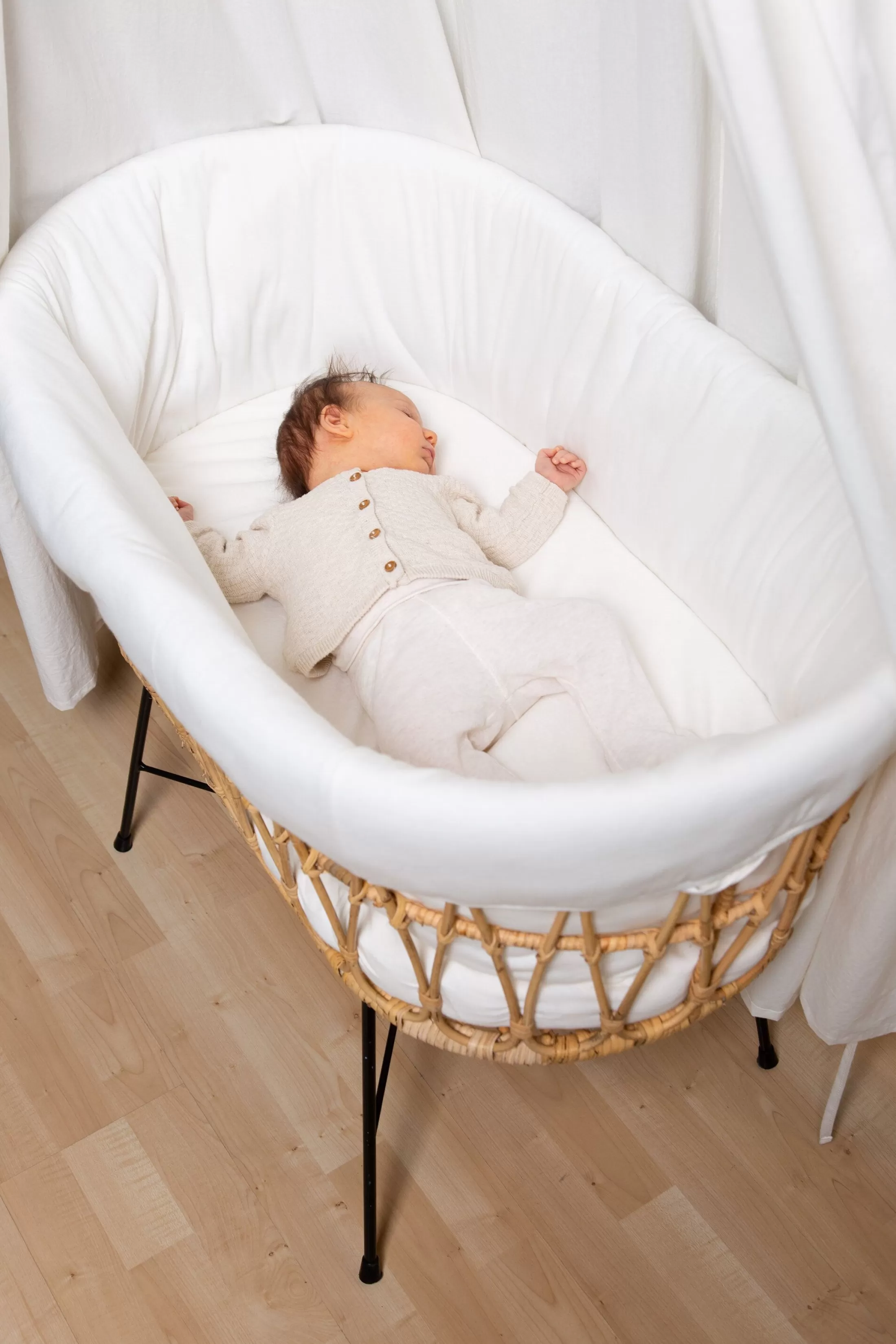 berceau_en_rotin_pieds_en_mtal__housse_blanc_cass_3.webp New Berceau en rotin pieds en métal + housse blanc cassé Berceaux & Cododos