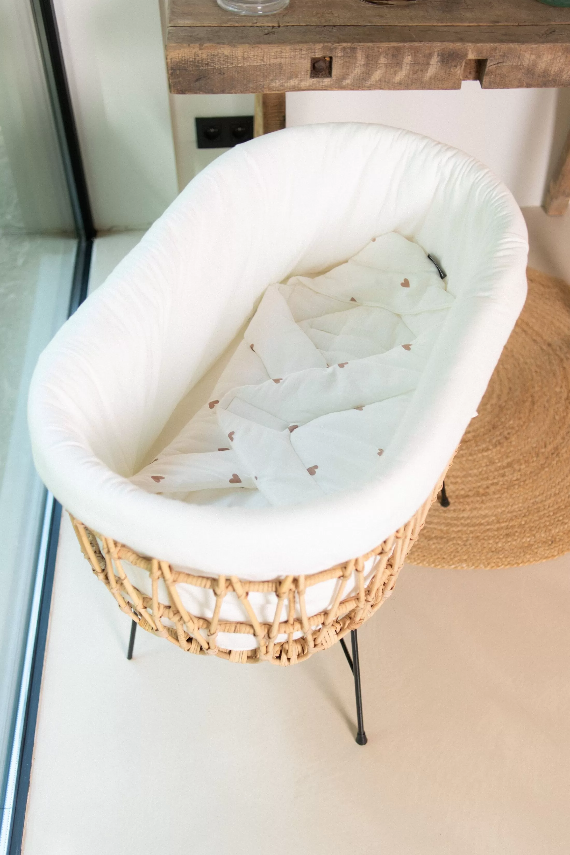 berceau_en_rotin_pieds_en_mtal__housse_blanc_cass_7.webp New Berceau en rotin pieds en métal + housse blanc cassé Berceaux & Cododos