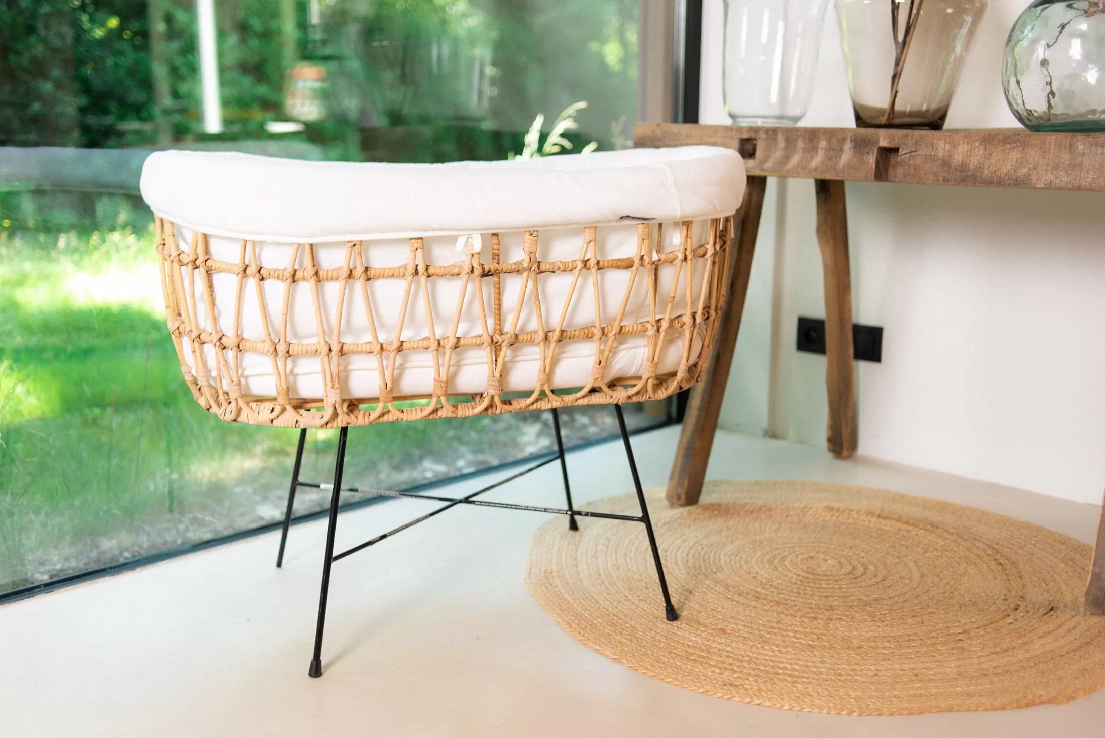 berceau_en_rotin_pieds_en_mtal__housse_blanc_cass_9.webp New Berceau en rotin pieds en métal + housse blanc cassé Berceaux & Cododos